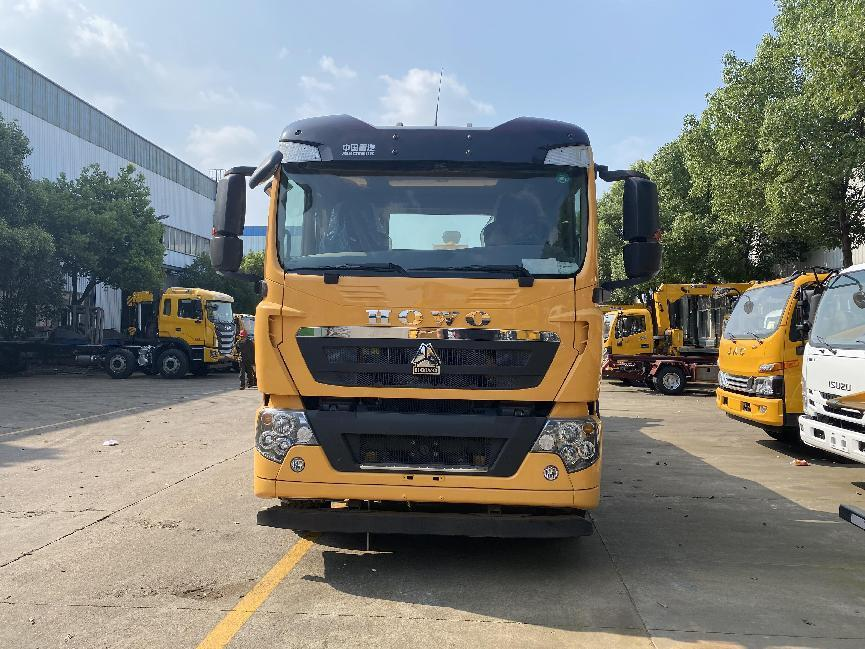 重汽豪沃后雙橋一拖一清障車